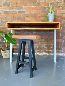 Desika Leaning Desk