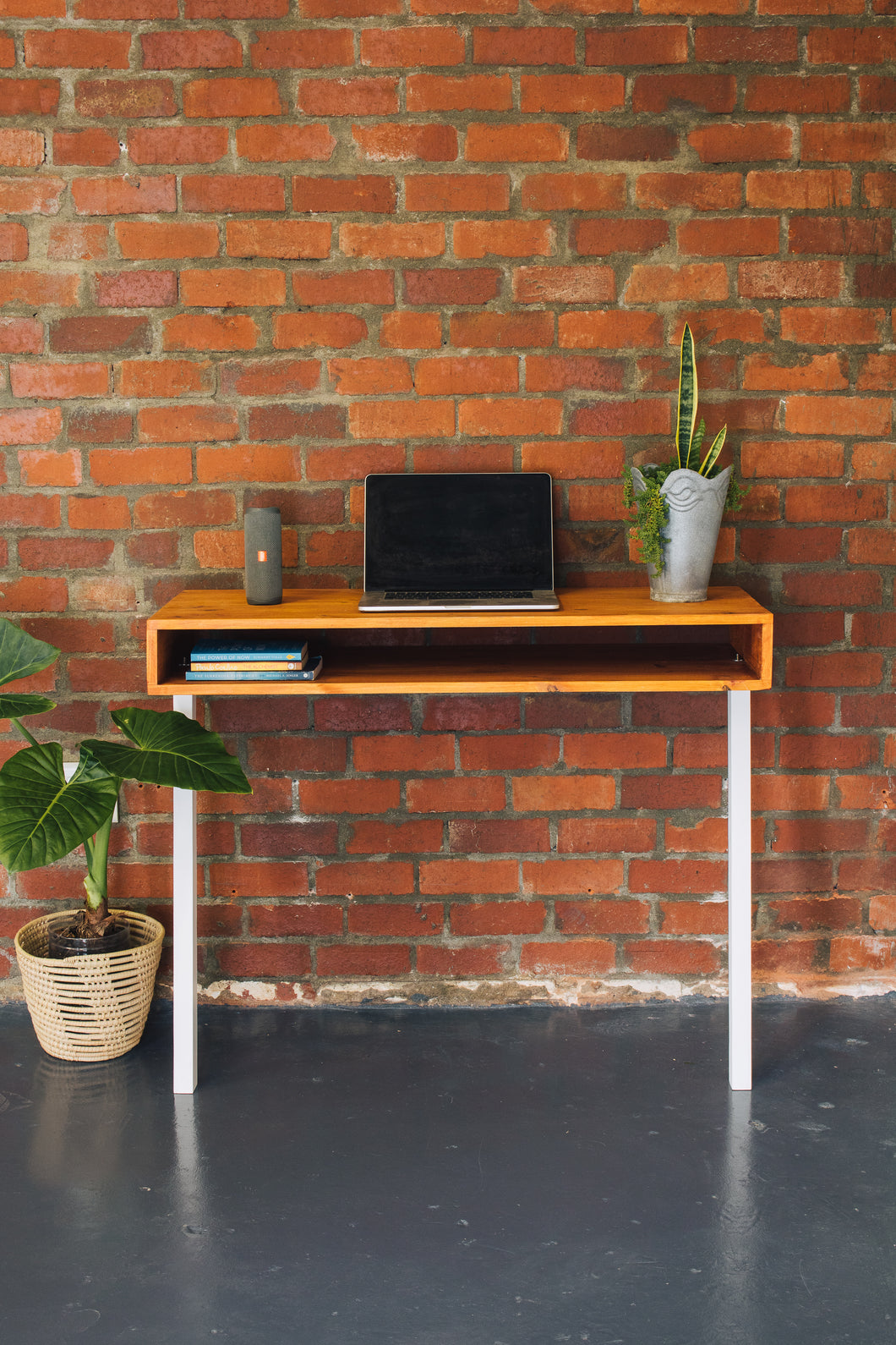 Desika Leaning Desk